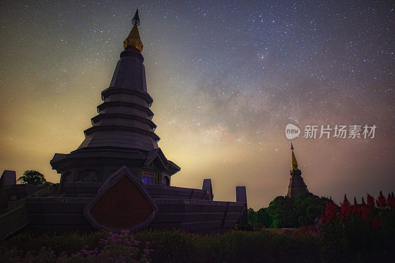 泰国清迈Doi Inthanon的Mahathat Napamonon和Phra Mahathat Napapamsir上方的银河